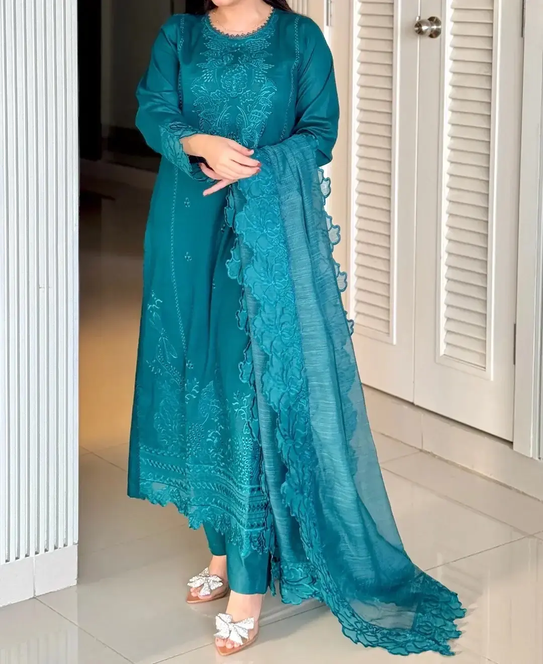 stunning 3 pcs women’s stitched embroidered suit — photo 2